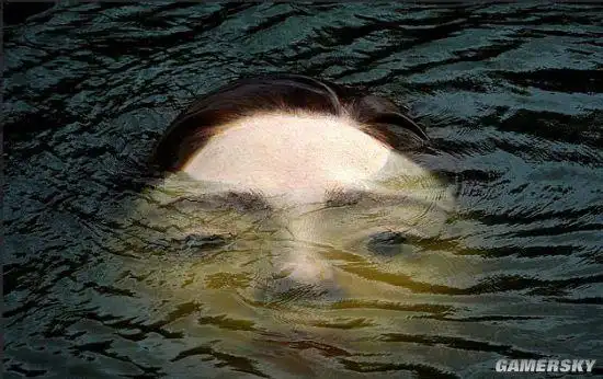 西班牙河中出现溺水少女大脸创意雕塑吓坏当地民众