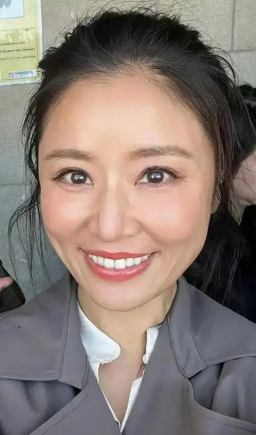 48岁林心如近照曝光,皮肤细腻,五官优越,比老公霍建华年轻多