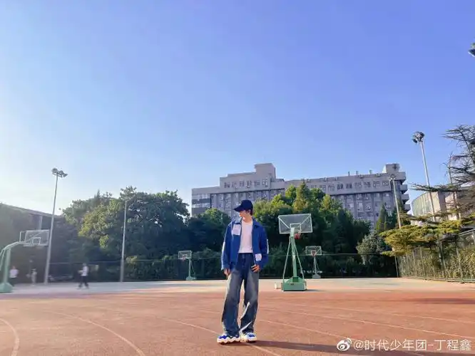 丁程鑫穿北电校服自拍##丁程鑫说期末侠来了