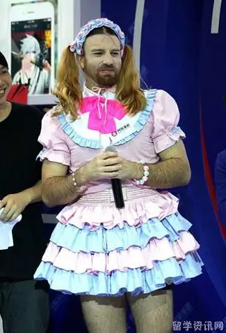 而这位大叔火的方式也很独特,因为他爱穿萝莉装,爱扎小辫子,简直比