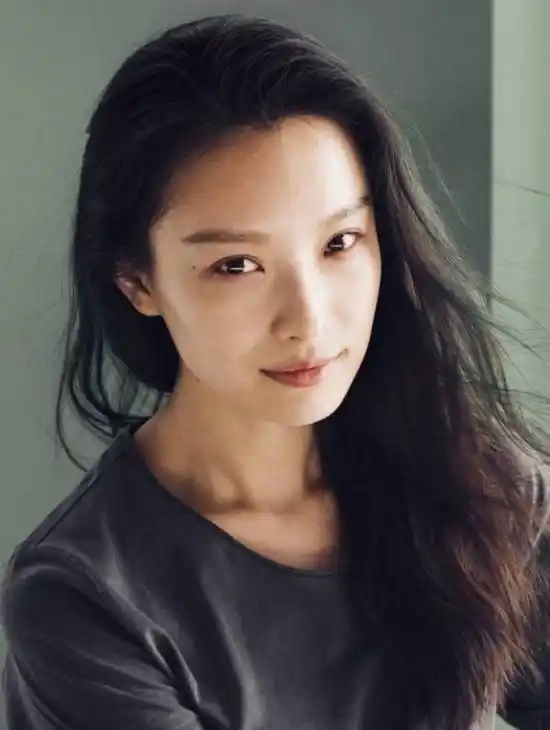 倪妮挑战无底妆拍摄这个素颜大片你给几分