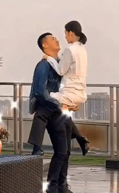 李沁90斤吴谨言88斤,两人同时被黄景瑜树熊抱,谁谎报体重了?