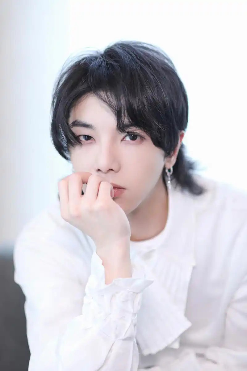 [华晨宇][新闻]210520 华晨宇现身西安出席赫莲娜品牌活动 白衬衫造型