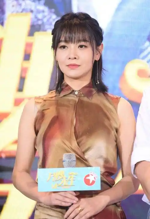 在这个"流量至上"的时代,在娱乐圈这个大染缸里,王维维偏偏就是那一朵