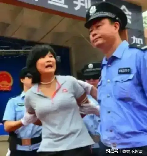 2012年,女毒贩将被执行死刑前和亲人道别,眼神中充满了不舍_网易订阅