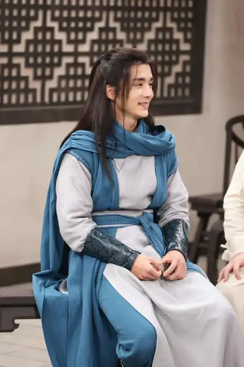 张新成《我们的客栈》古装造型剧照 六扇门追风上线,好飒啊