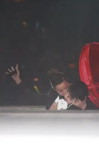 陈奕迅何韵诗摸胸激吻芳华绝代全场哗然