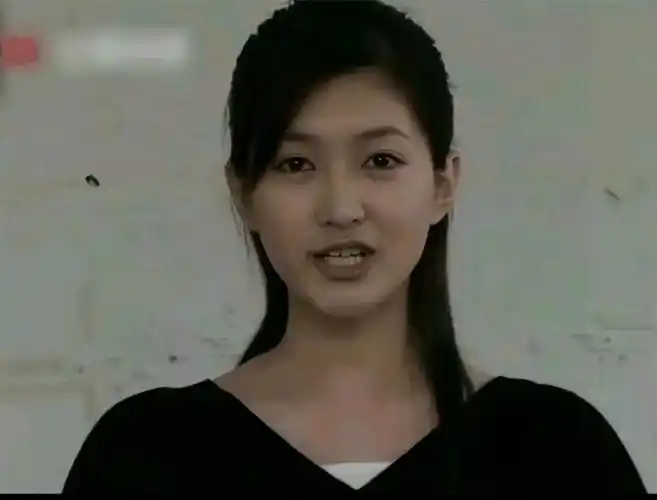 回顾江疏影年轻时的长相,难掩几分青涩,双颊还有一些婴儿肥,看起来很