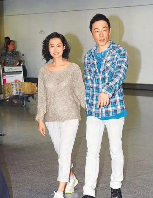 朱茵怎么和黄贯中在一起朱茵为何选择嫁给黄贯中