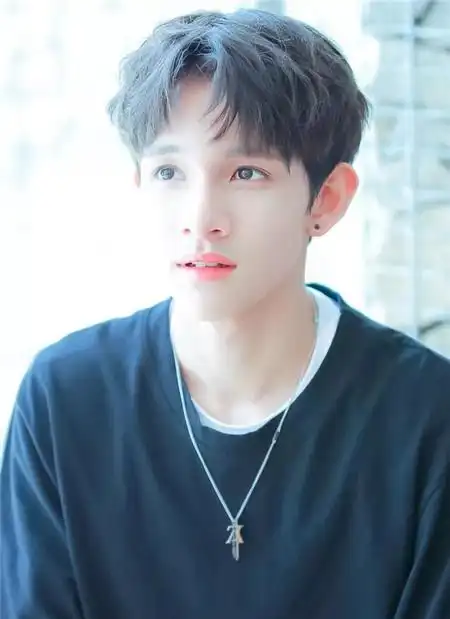 八字中分面包头,即头发采用中分分发线侧分,前额的刘海打造八字形.