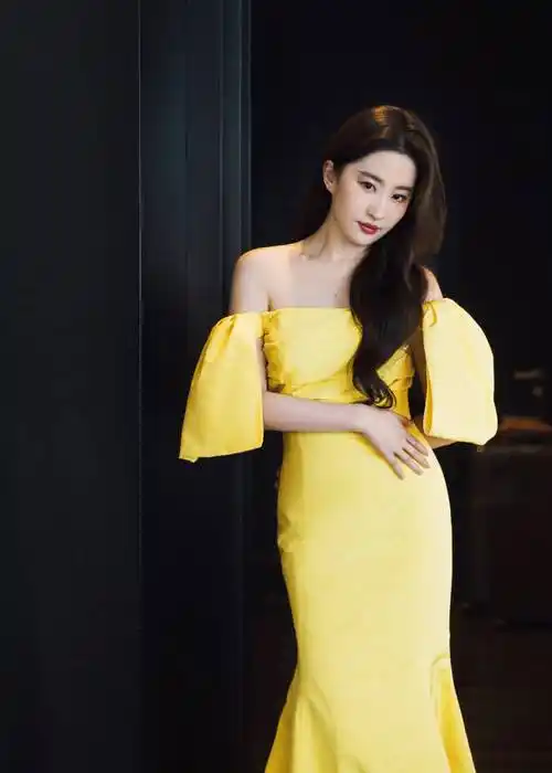 刘亦菲穿深v条纹裙露出事业线!曼妙身材太性感撩人