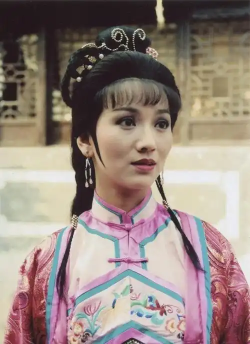 《戏说乾隆》时的赵雅芝和郑少秋简直就是天造地设的一对