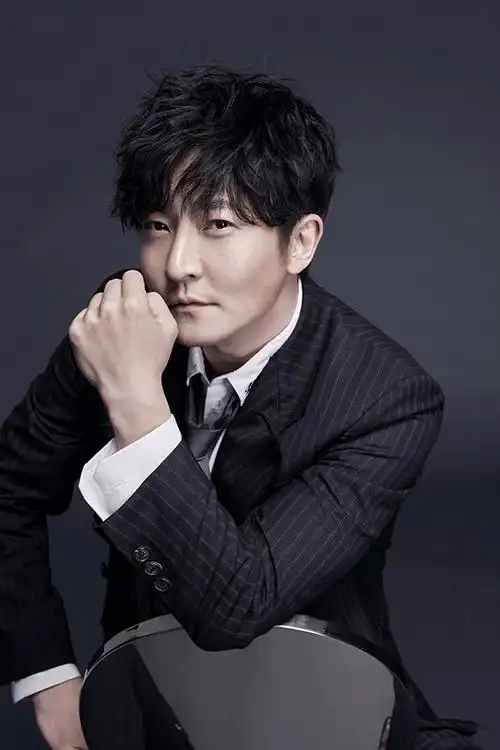 简介:郭京飞黑色西装帅气图片,分享一组郭京飞图片给大家,图中的明星