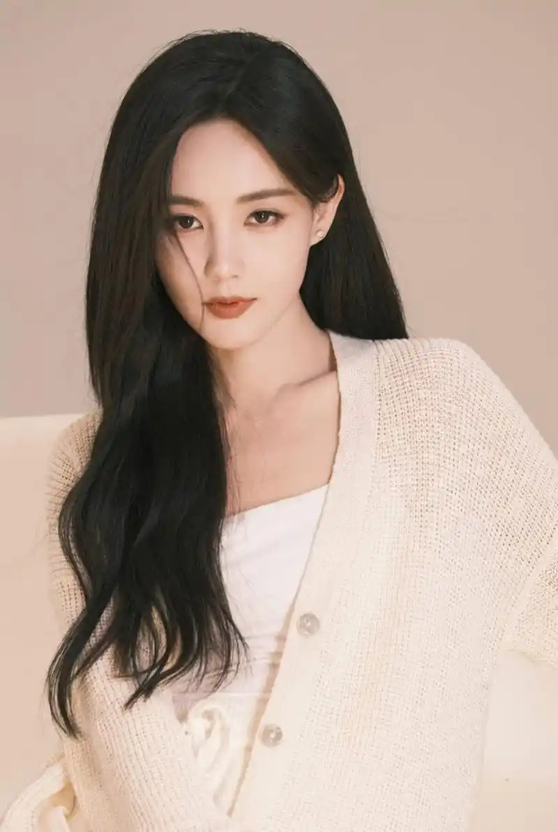 秀而不媚,优雅大方的#李一桐# 身穿深v衬衫,外搭针织衫,白皙精致的