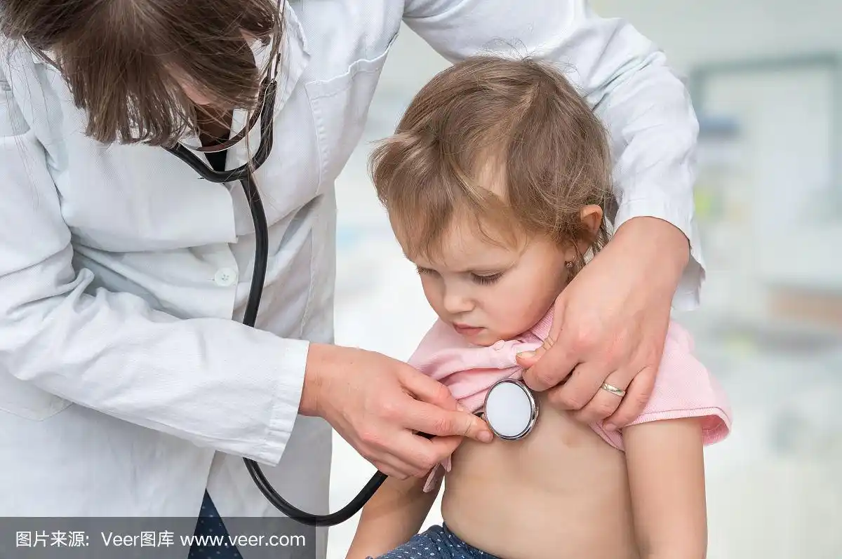 儿科医生用听诊器检查一个小女孩