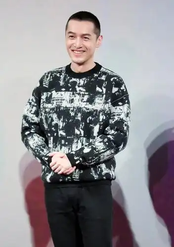 胡歌这寸头剪对了,印花卫衣减龄显活力