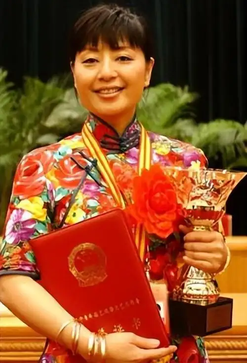 著名歌唱家殷秀梅:一婚闪婚闪离,42岁嫁法国贵族,66岁无儿无女