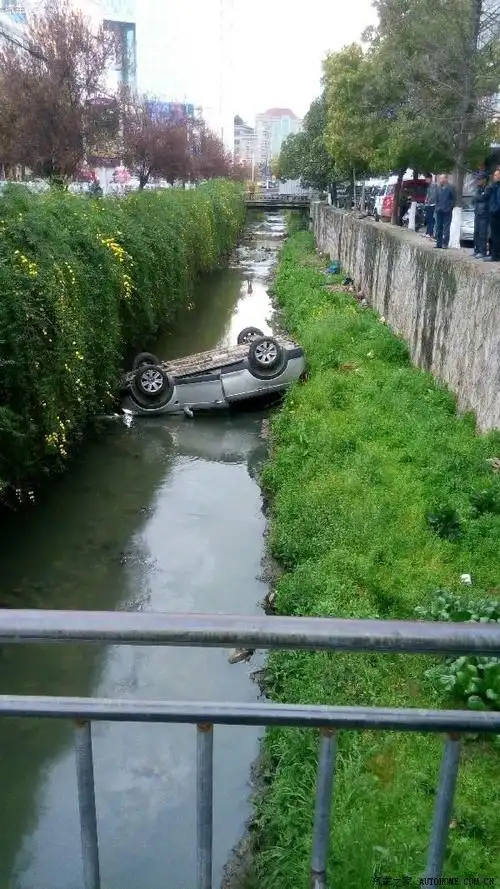 永康紫薇路车祸现场大家开车注意安全