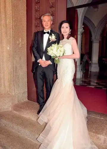 tvb62岁老戏骨大婚和58岁新娘热吻恋情火热似新人