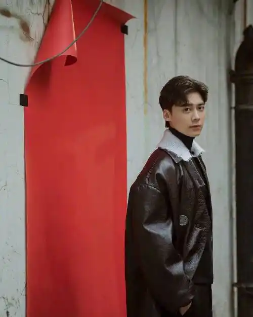 李易峰挺拔帅气.李易峰彰显都市精英魅力.李易峰楼宇间伫立.