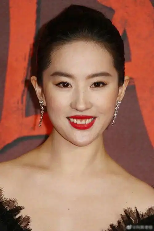 刘亦菲黑天鹅造型遭吐槽,笑露牙龈仙气全无,看到西装造型我可了