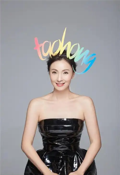 陶虹的水蛇腰太绝穿长裙还在腰部挖出几个洞不见一丝赘肉