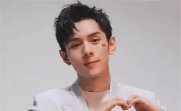 李佳琪年收入过亿,父亲却在工地开车,亲自发声:我不需要他养_李佳琦