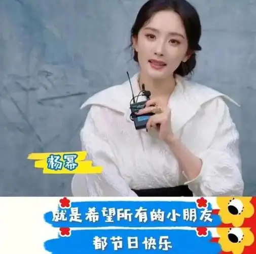 为女儿送上祝福的同时,杨幂还为所有小朋友们送上了儿童节的祝福.