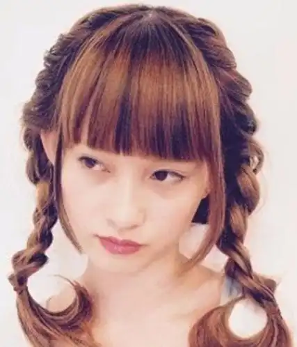 卷发怎样扎好看? 这样扎发清爽百变