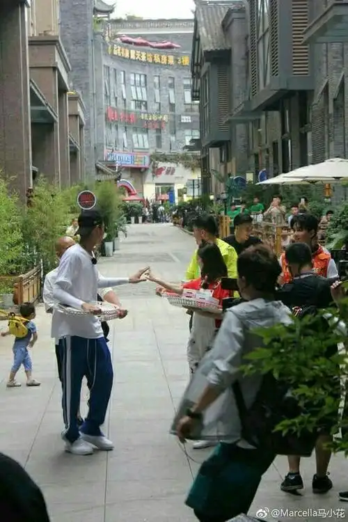 有没有路人粉能谈一谈对赵丽颖吴亦凡的看法