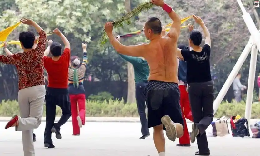 中国式奇葩广场舞:举枪捉鬼子 整容跳探戈(组图)