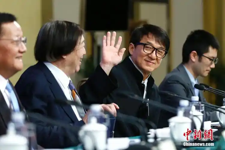 全国政协十二届五次会议召开记者会 成龙冯骥才出席