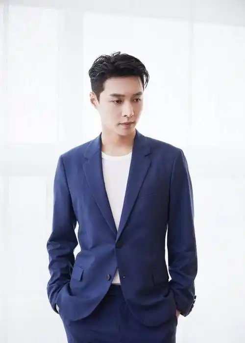 张艺兴霸道总裁范儿十足,西服照帅出新高度!_官微_爆发_荷尔蒙