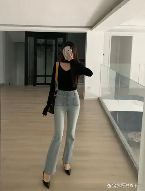 即使是对身材要求比较高的修身牛仔裤,搭配合适的上衣也能展示比较好