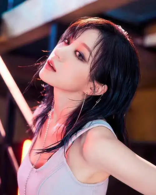 30岁韩国女星hani充满迷人气息的身材浓厚的烟熏妆炫耀性感美