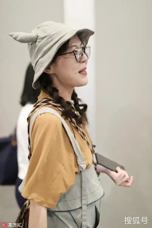 《爱情公寓》影版将映李金铭心情大好 机场秀甜笑