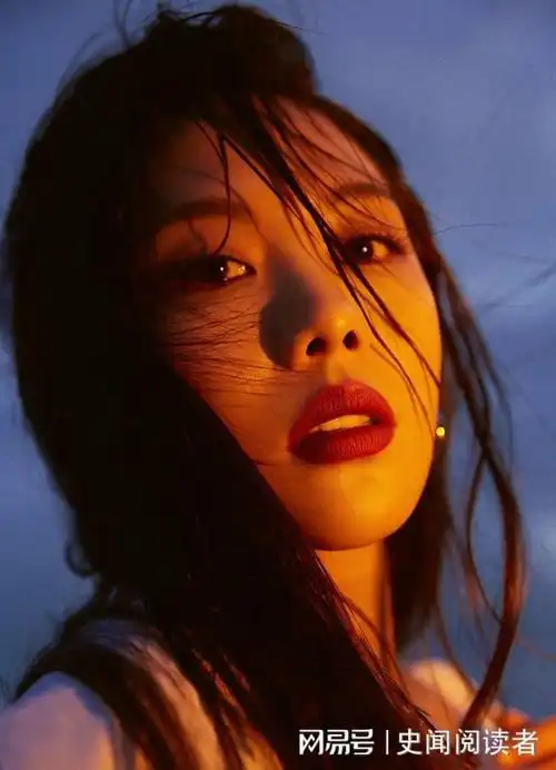 王霏霏最新白衬衫写真大片