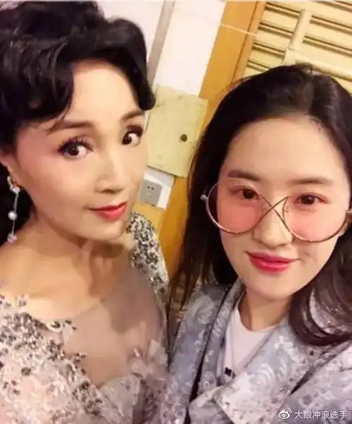 看了老照片才发现刘亦菲那句全家几口就我最丑没骗人