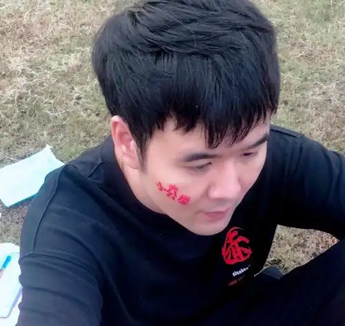 虎牙贱圣当众秀恩爱?欲打拳赛拿金腰带当订婚礼物!网友评论亮了