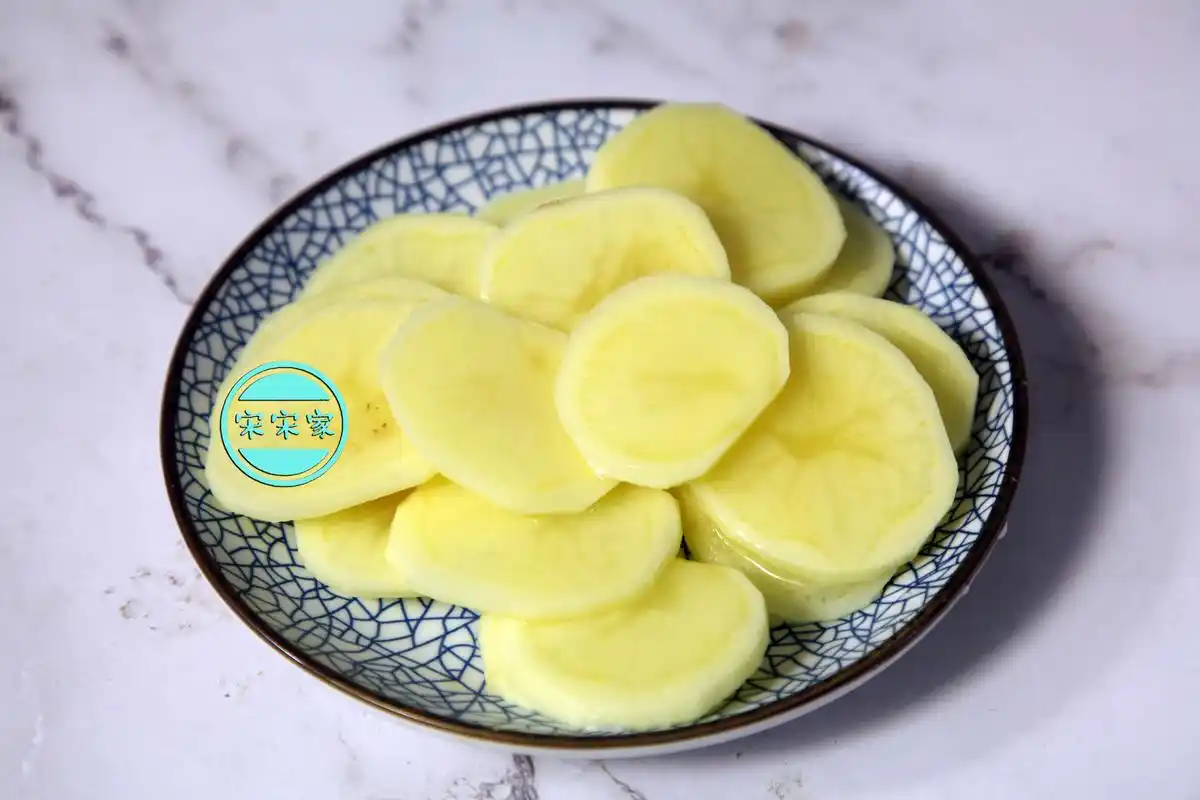 土豆去皮之后,切成5mm厚的土豆片,土豆片不可以太薄,不然过水焯就烂了