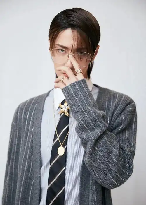王一博新造型太像漫撕男!金丝眼镜搭配西服披肩,酷盖变雅痞绅士
