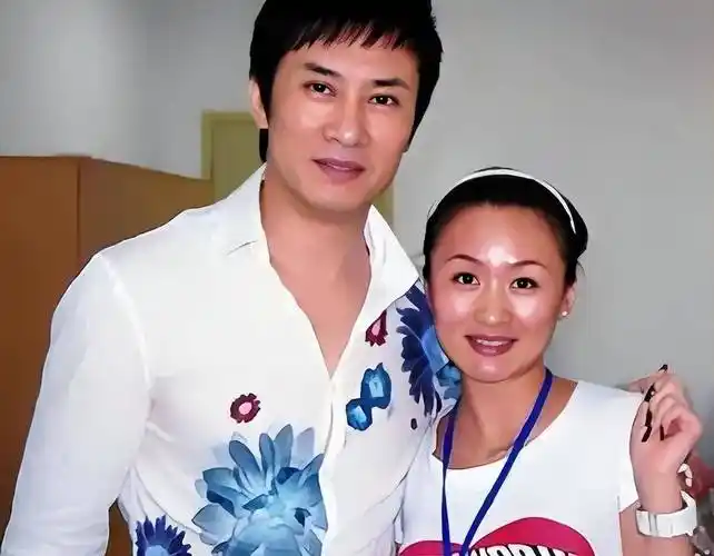 歌手江涛罕见和老婆同框,同穿卫衣很般配,携手三十多年恩爱如初_时候