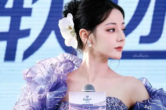 迪丽热巴超话#迪丽热巴代言金纺#  240225 昆明 金纺活动  "你看 你多