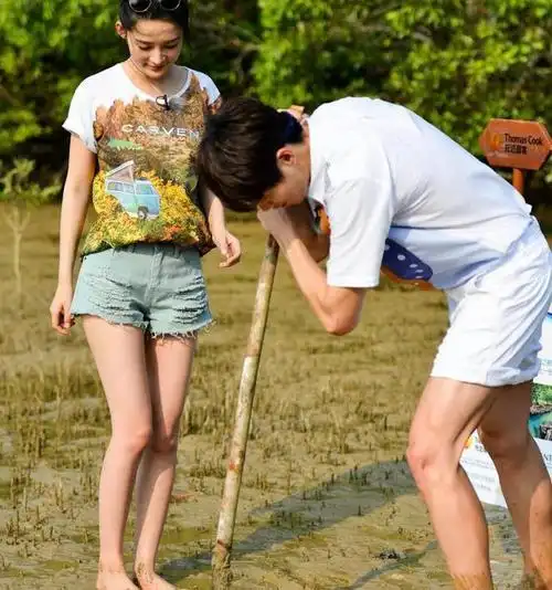 在节目中魏大勋把李沁背起有注意李沁的细节暴露他心里想法