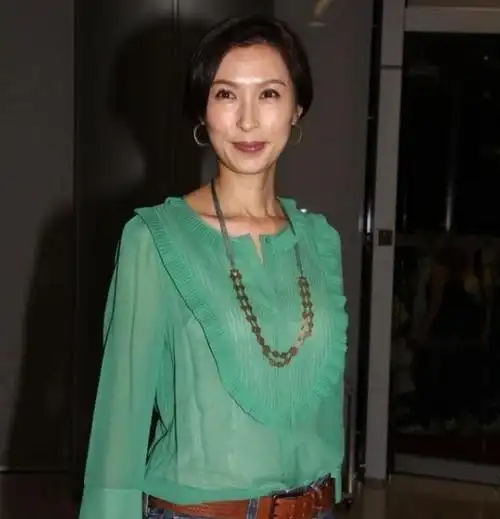 郭蔼明都被刘青云宠成小女孩了,身材纤细气质优雅,看不出53岁