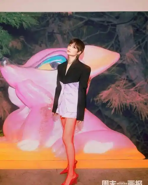 李宇春第八次登上《《周末画报》》封面,粉色碎花裙秀美腿,饰演舞台