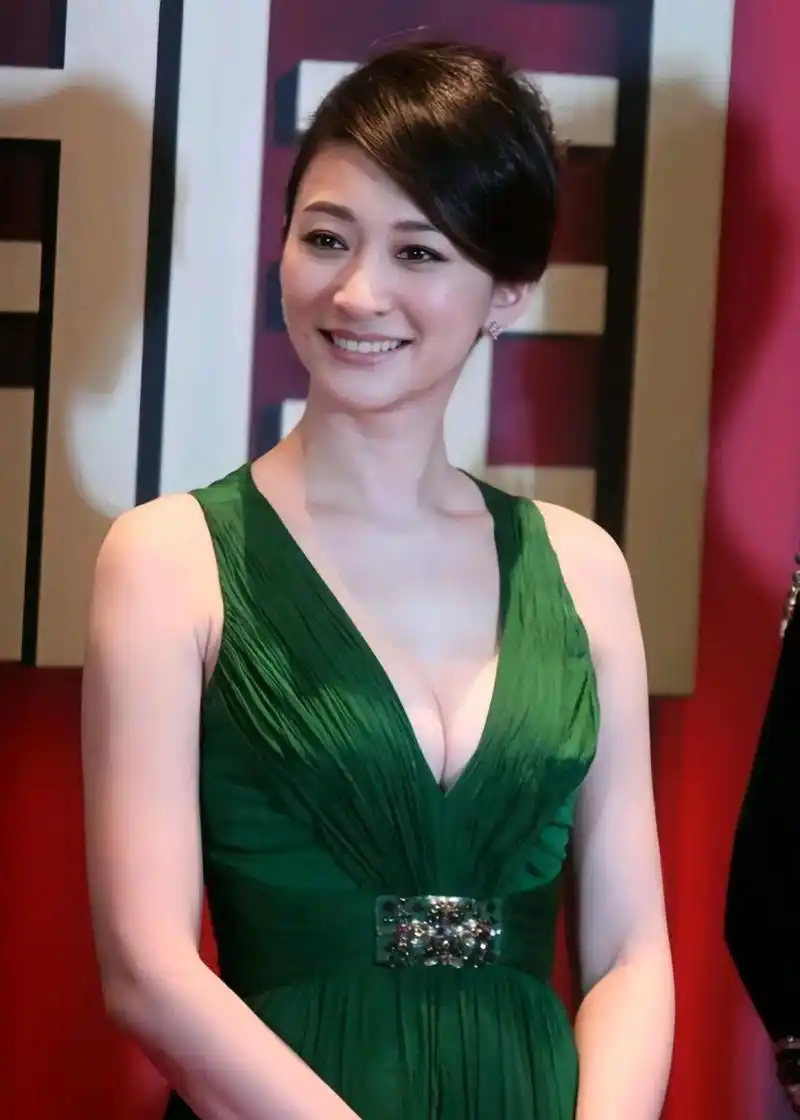 有点冷白皮的李小冉,一看就是位大美女,不要以为她很瘦,事实上她还是