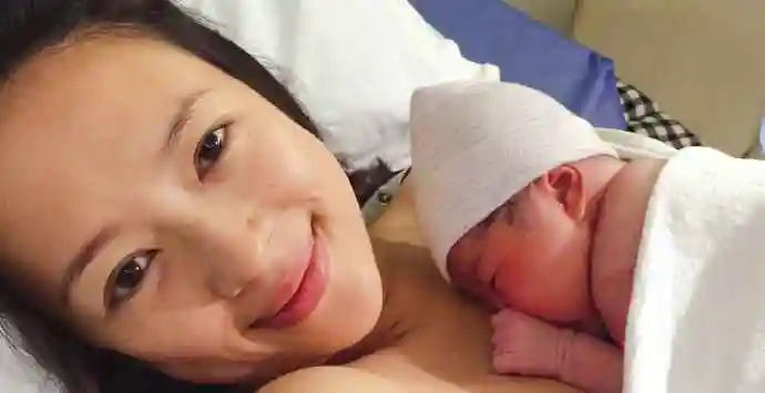 "照片中,章子怡素颜抱着刚出生