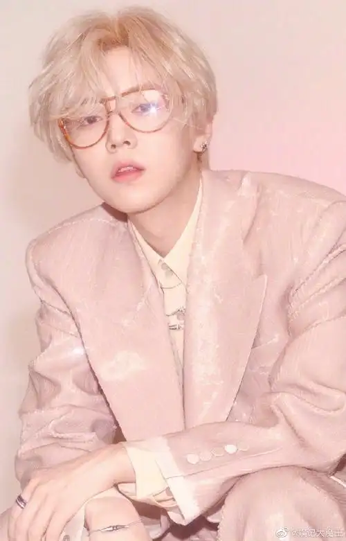 鹿晗纯白西装##鹿晗v领白西装造型