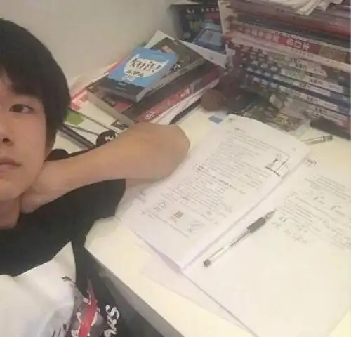 易烊千玺埋头作业题